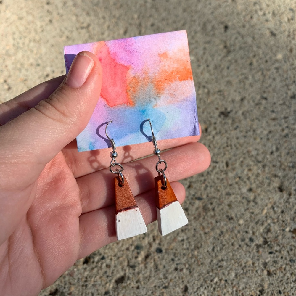 Half white half wood triangle earrings⭐️
